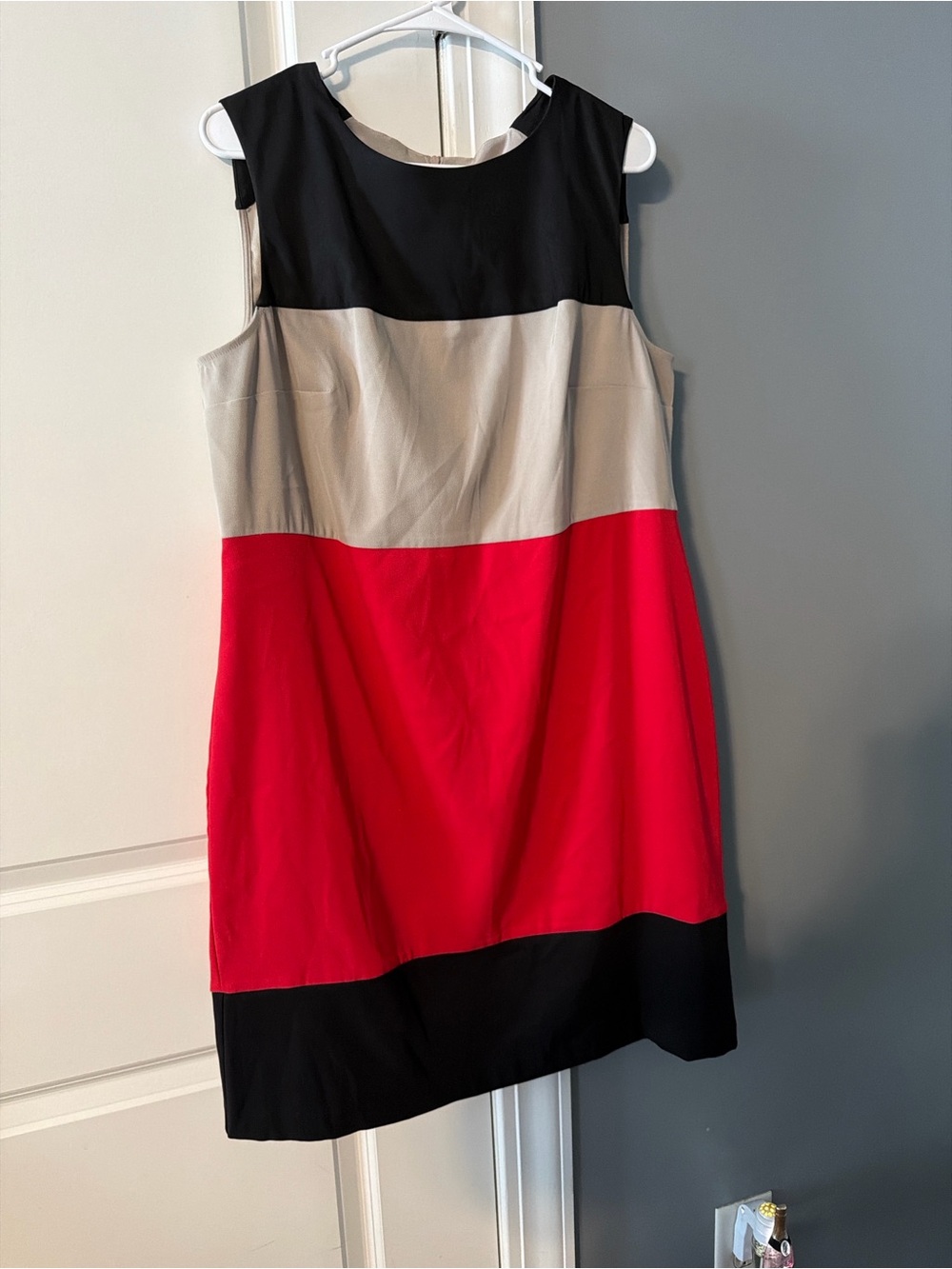 Alyx Sleeveless Colorblock Shift Dress in Black, Beige & Red